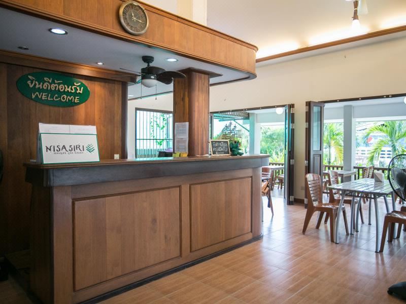 บรรยากาศริมหาดแหลมสิงห์และพื้นที่ส่วนกลางของ Nisasiri Boutique Resort