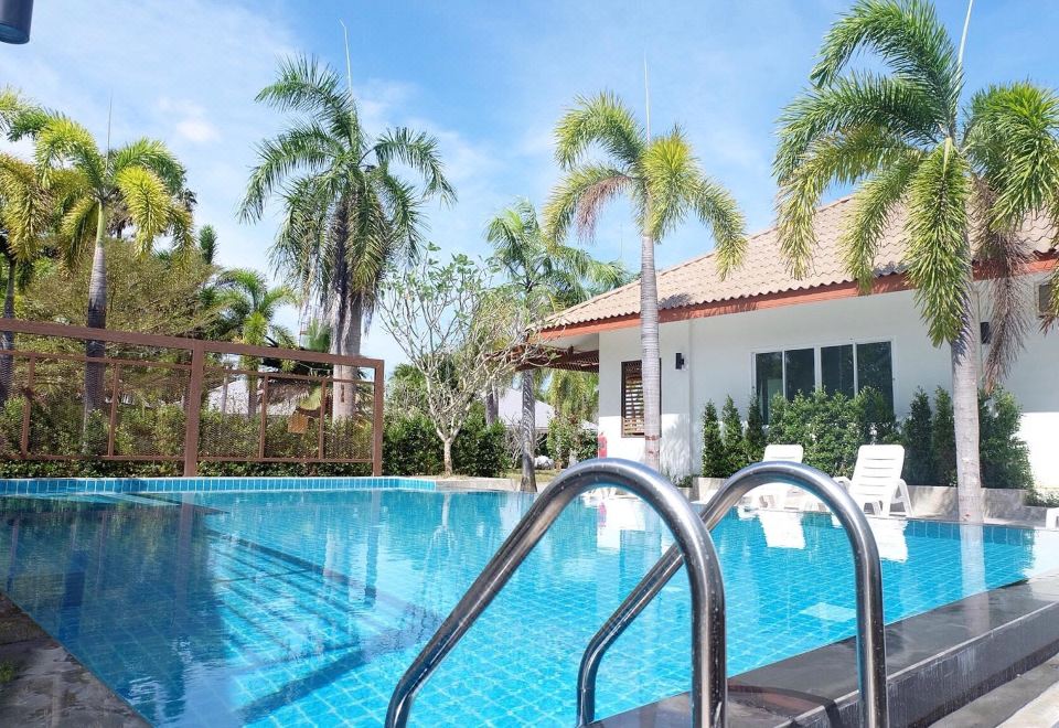 มุมสระว่ายน้ำและร้านอาหารทะเลของ Nisasiri Boutique Resort จันทบุรี