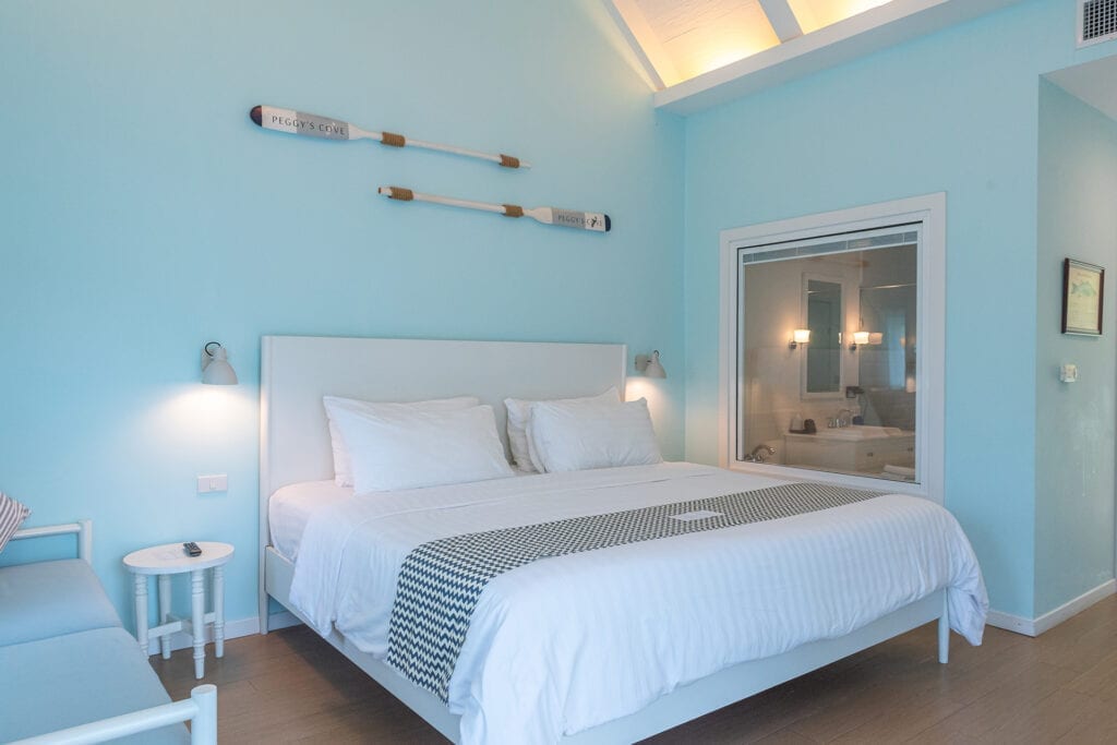 ห้องพัก Deluxe ของ Peggy's Cove Resort ตกแต่งโทนสบายตาพร้อมระเบียงส่วนตัว