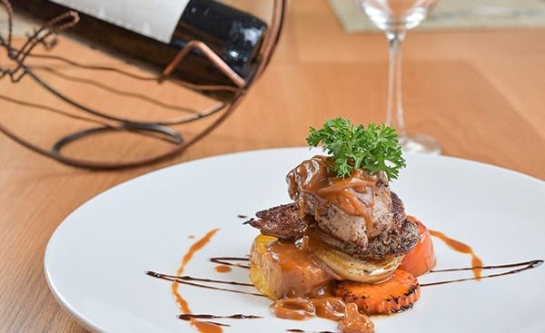 ร้านอาหาร Lighthouse Bar & Grill ของ Peggy's Cove Resort มองเห็นวิวทะเลคุ้งวิมาน