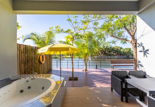 ห้องพักวิวแม่น้ำของ Phuengluang Riverside Hotel จันทบุรี ตกแต่งโทนอบอุ่น