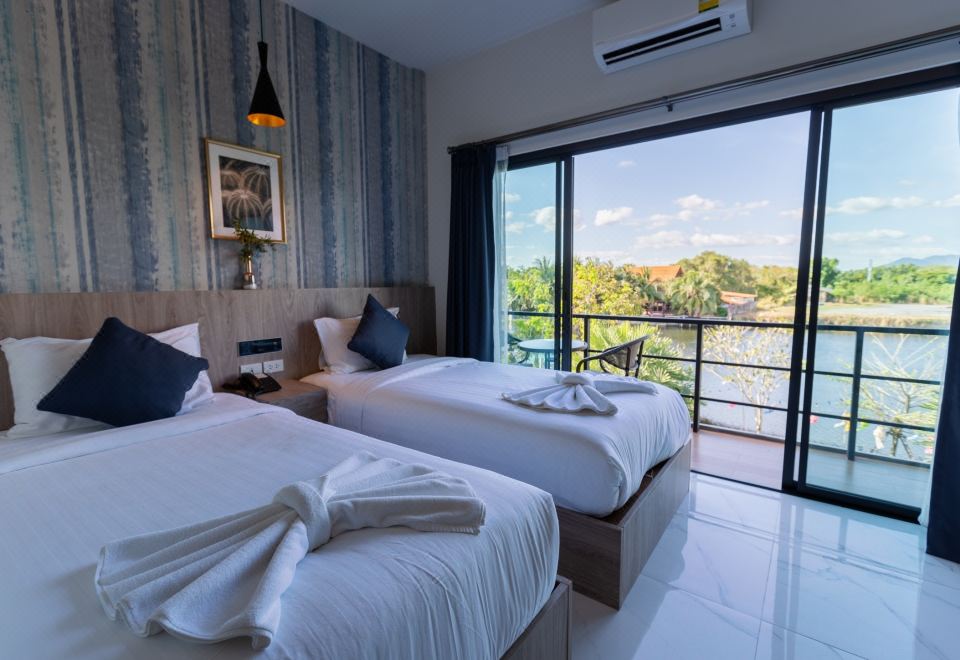 พื้นที่ส่วนกลางและทางเดินริมน้ำของ Phuengluang Riverside Hotel จันทบุรี