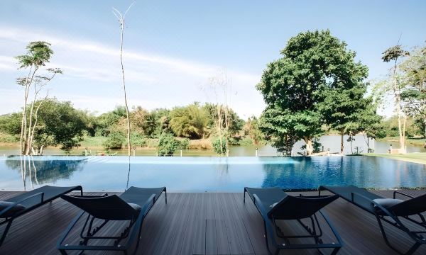 สระว่ายน้ำกลางแจ้งของ Riverawan Hotel ริมแม่น้ำจันทบุรี