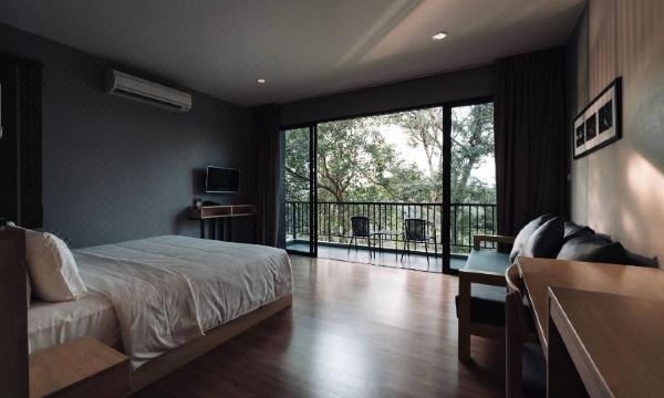 ห้องพักวิวแม่น้ำของ Riverawan Hotel ตกแต่งสะอาดตา มีระเบียงส่วนตัว