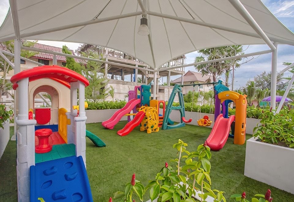บรรยากาศ Saint Tropez Beach Resort Hotel จันทบุรี กับสระว่ายน้ำกลางแจ้งและอาคารพักริมหาดแหลมเสด็จ
