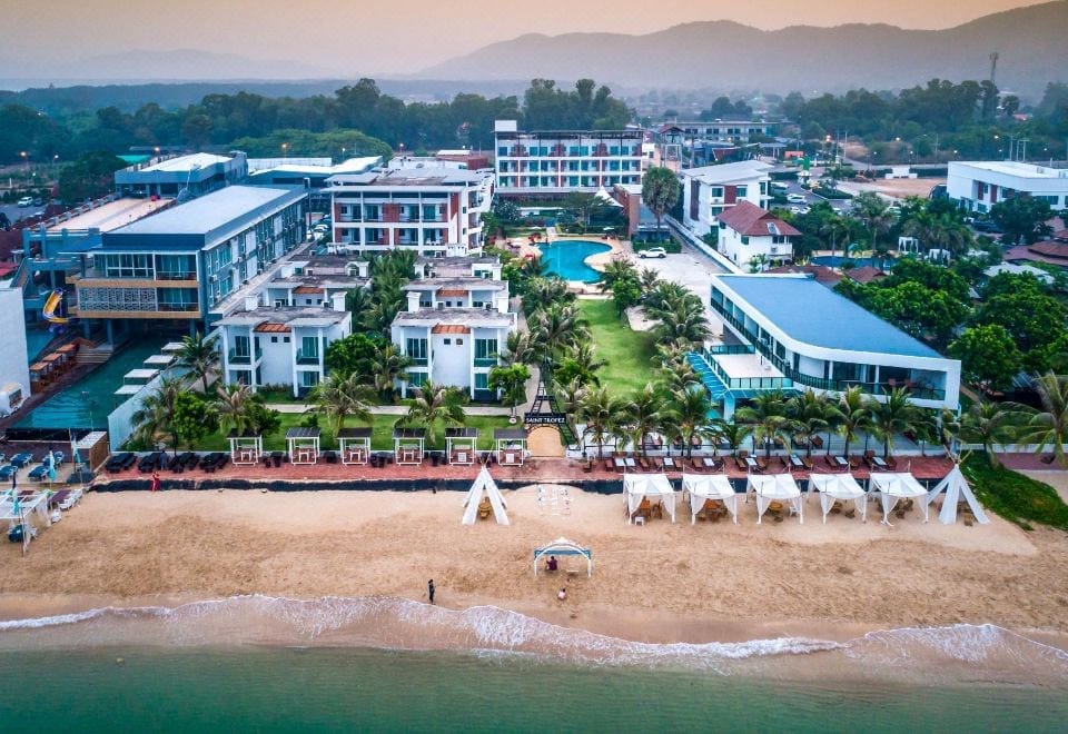 ห้องพักของ Saint Tropez Beach Resort พร้อมระเบียงมองวิวสวนและทะเลในโซนหาดแหลมเสด็จ–เจ้าหลาว