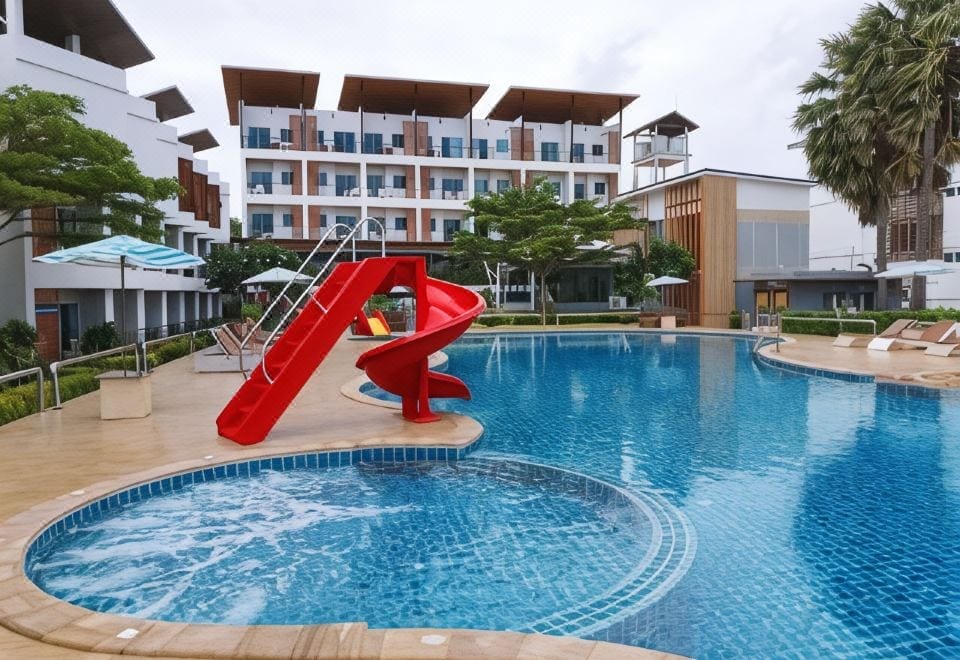 มุมหาดส่วนตัวและพื้นที่ริมทะเลของ Saint Tropez Beach Resort Hotel ท่าใหม่ จันทบุรี