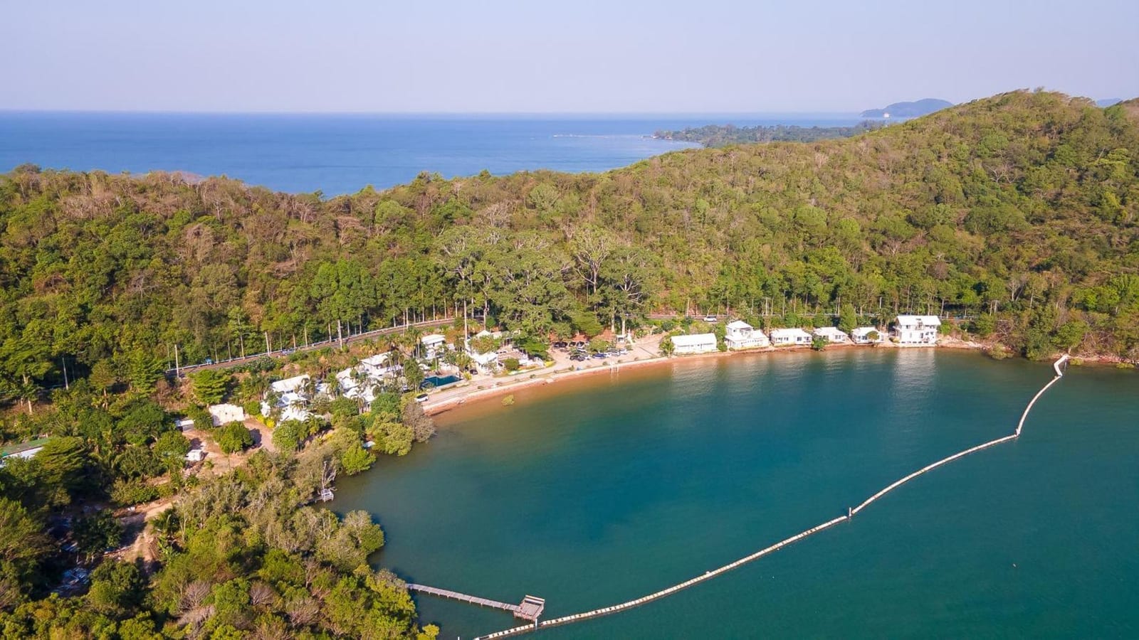 อาคารและพื้นที่ส่วนกลางของ Seashell Village Resort ตกแต่งสไตล์มินิมอลโทนขาวริมหาดเจ้าหลาว จันทบุรี