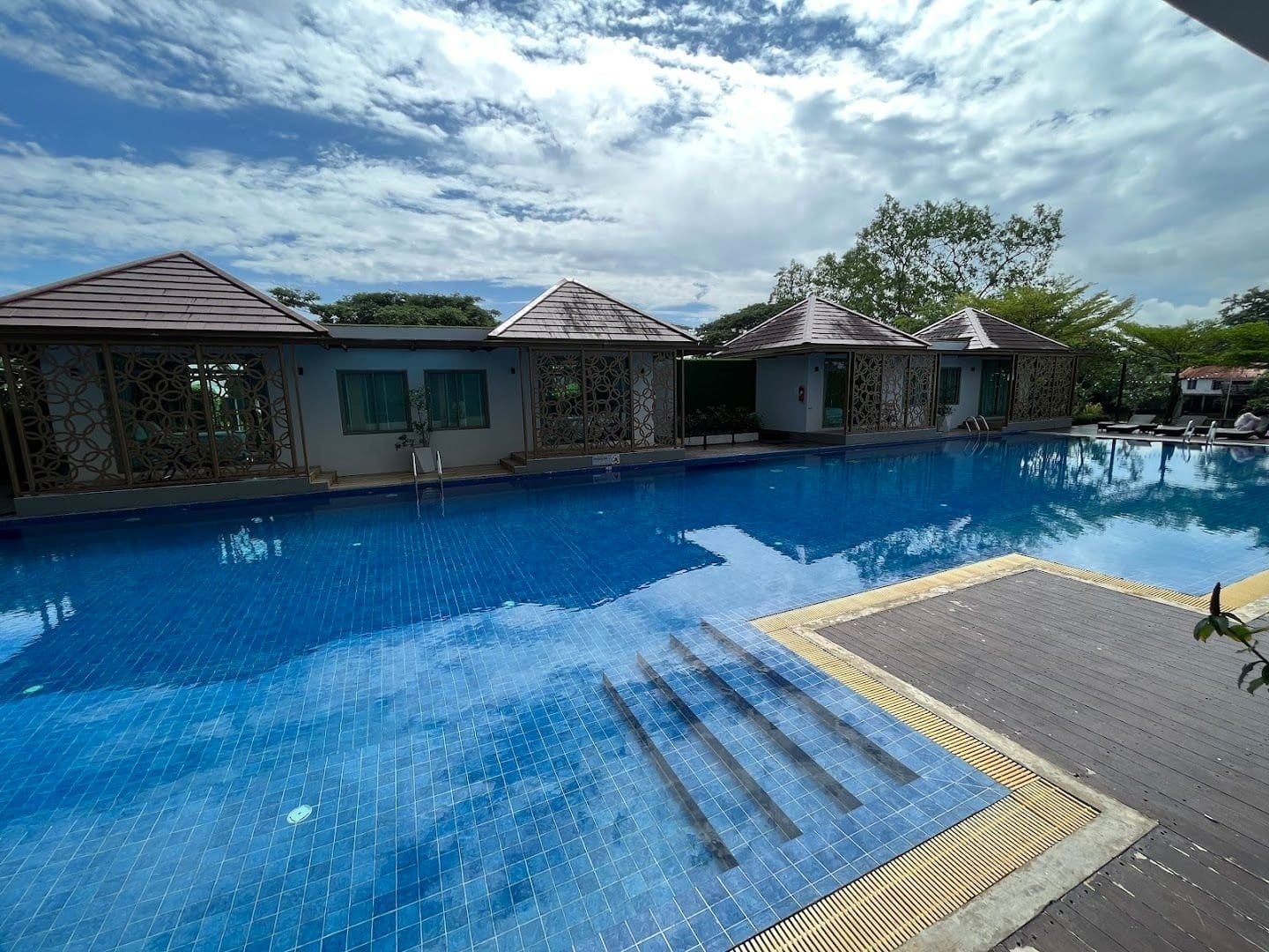 ห้องพักของ The Peak Chanthaburi ตกแต่งโทนอบอุ่นพร้อมระเบียงมองวิวแม่น้ำจันทบุรี