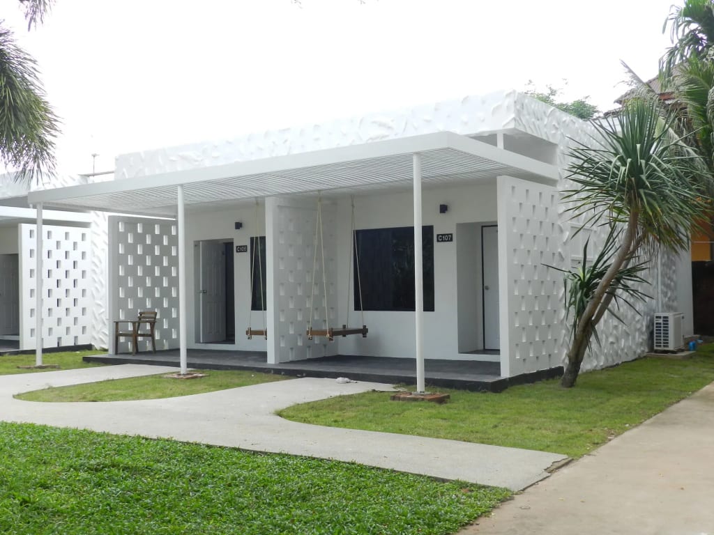 สระว่ายน้ำกลางแจ้งของ Chaolao Tosang Beach Hotel มองออกไปเห็นทะเลหาดเจ้าหลาว