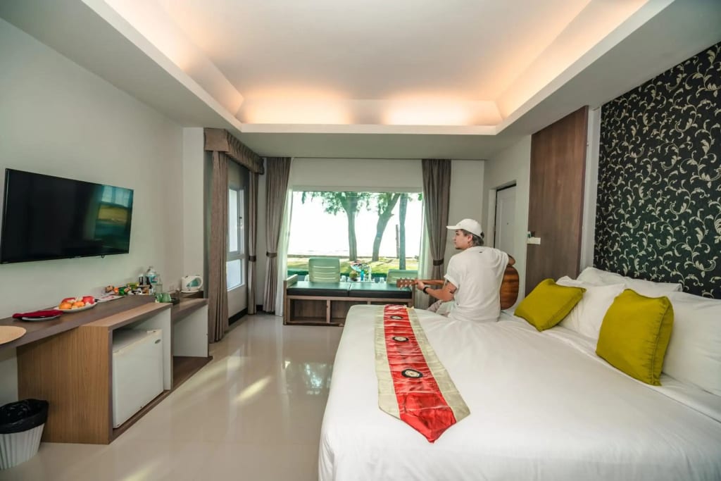 หาดทรายเจ้าหลาวและบรรยากาศริมทะเลหน้าโรงแรมเจ้าหลาวทอแสงบีช จันทบุรี