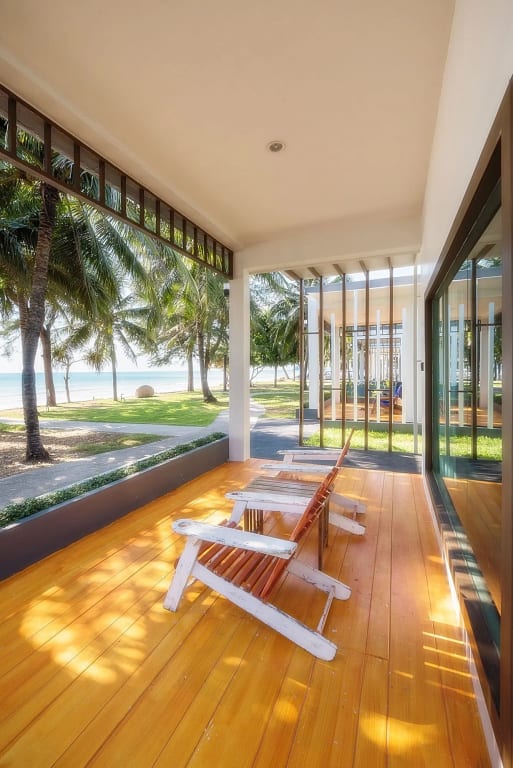 ห้องพักวิวทะเลพร้อมระเบียงส่วนตัวของ Chaolao Tosang Beach Hotel หาดเจ้าหลาว