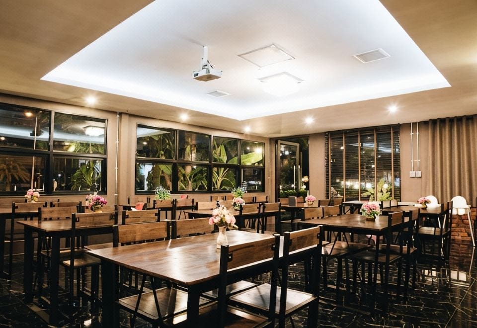 ห้องอาหารและเลานจ์บาร์ของ Trimm Chanthaburi บรรยากาศร่วมสมัย