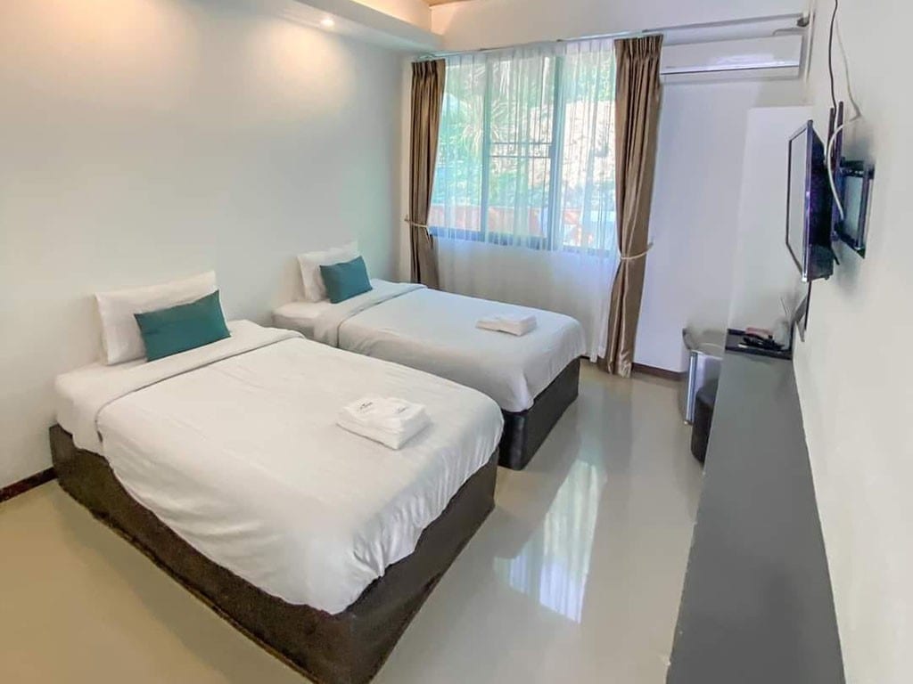 อาคารพักสีขาวสไตล์มินิมอลของ Vanavaree Resort หาดคุ้งวิมาน พร้อมระเบียงทุกห้อง