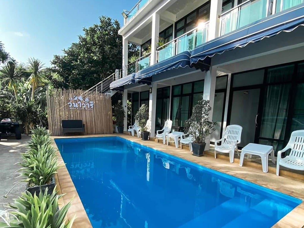 สระว่ายน้ำกลางแจ้งและมุมนั่งเล่นในสวนของ Vanavaree Resort จันทบุรี