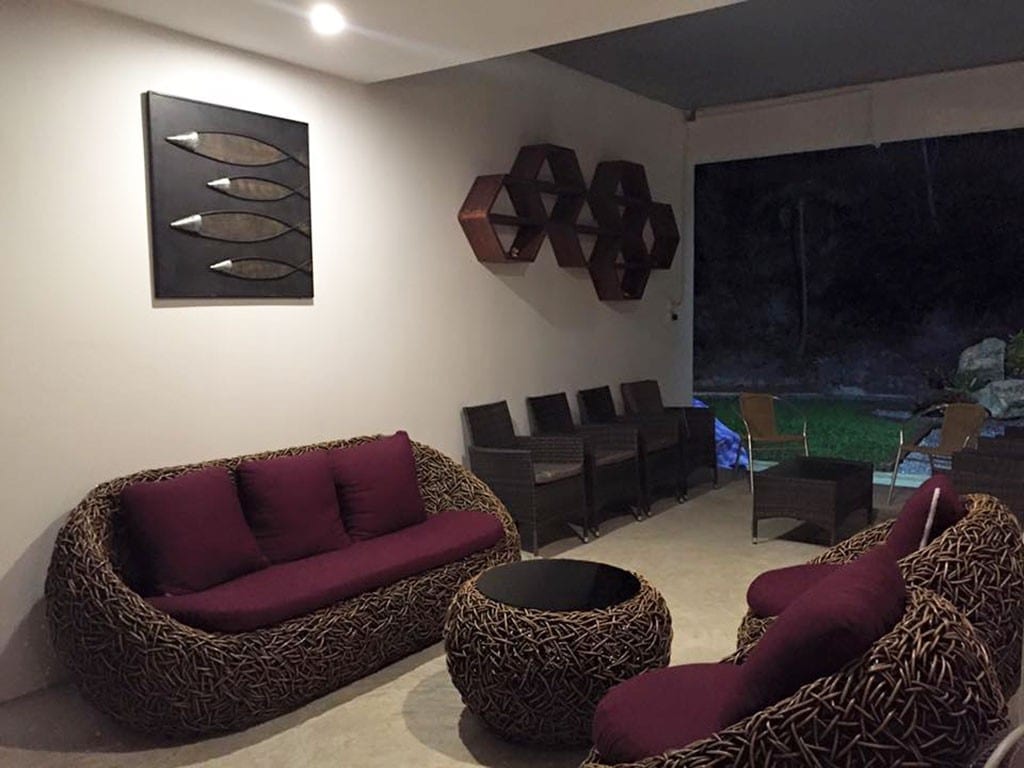ห้องพักภายใน Vanavaree Resort ตกแต่งโทนสว่างเรียบง่าย พร้อมเตียงและทีวีจอแบน