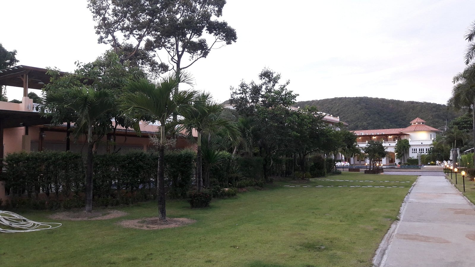 อาคารสีขาวสไตล์เมดิเตอร์เรเนียนของ Villa Blanca Hotel ใกล้หาดเจ้าหลาว จันทบุรี