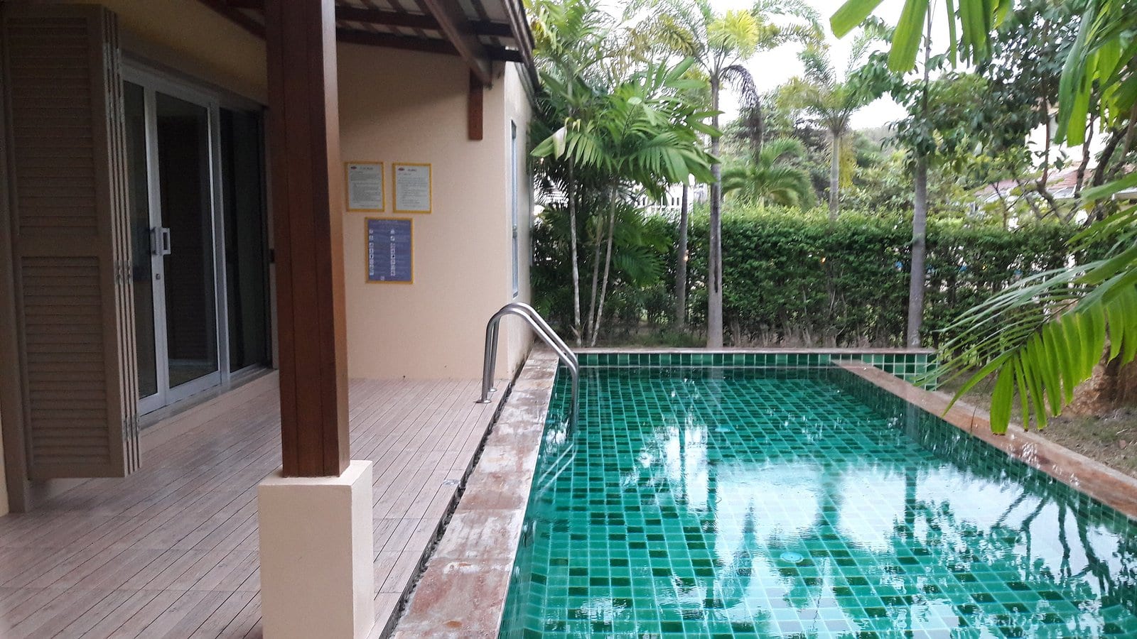 สระว่ายน้ำระบบน้ำเกลือของ Villa Blanca พร้อมสระเด็กและลานนั่งเล่นริมสระ
