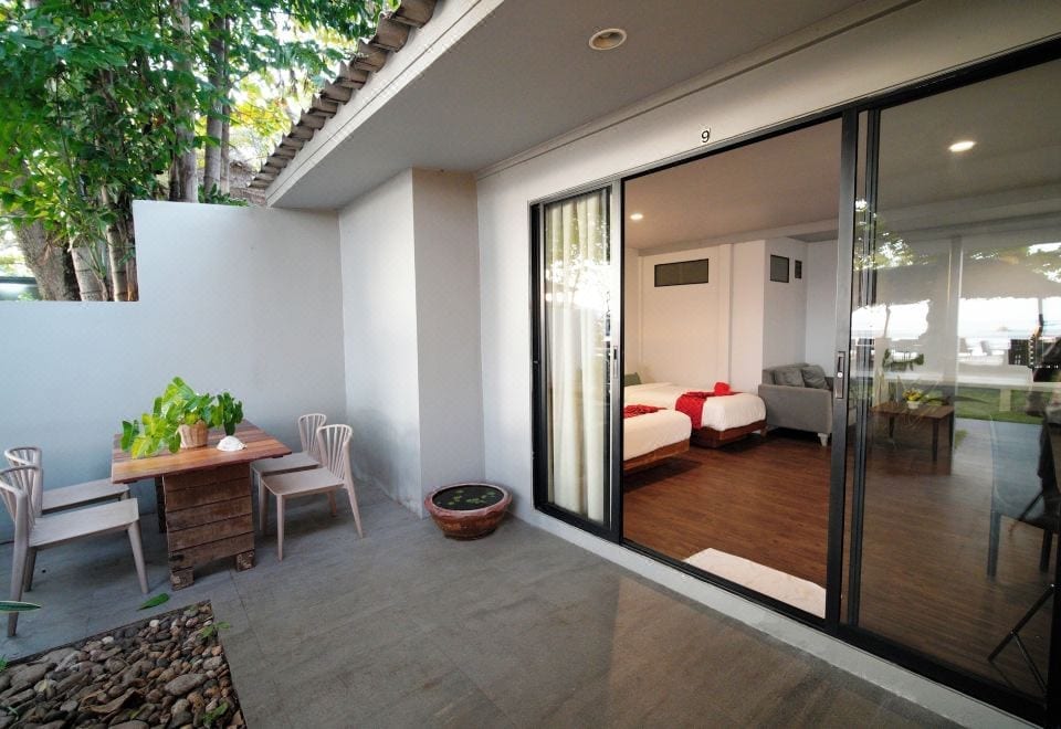 สระว่ายน้ำกลางแจ้งและพื้นที่พักผ่อนริมทะเลของ Villa Cha Cha Chaolao Beach Resort