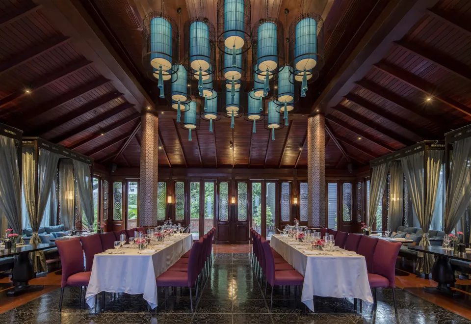 อาคารไม้สักปี 1880 ของ 137 Pillars House กับระเบียงและราวบันไดแกะสลัก