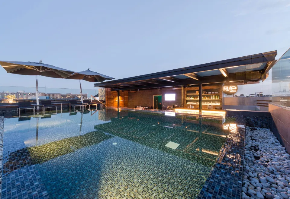 สระว่ายน้ำอินฟินิตี้บนดาดฟ้าของ Akyra Manor มองเห็นวิวเมืองและดอยสุเทพ