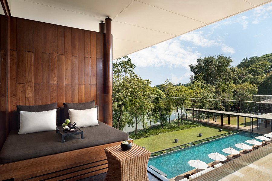ห้อง Deluxe River View ดีไซน์ลานนาร่วมสมัย เปิดออกสู่วิวแม่น้ำ