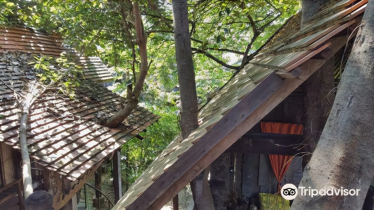 หมู่เรือนไม้สักของ Baan Boo Loo Village ตั้งกระจายในสวนเขียวกลางเมืองเก่าเชียงใหม่