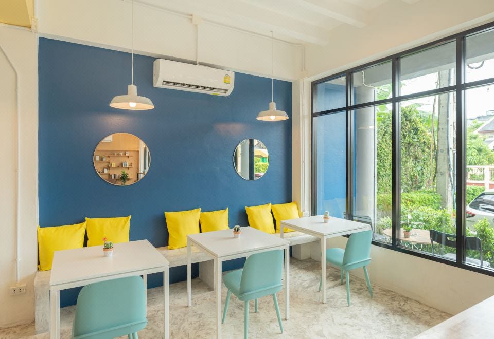 ห้องพักส่วนตัวสไตล์มินิมอลของ BEDGASM Poshtel x Cafe @ Nimman เตียงนุ่มและโทนสีอบอุ่น