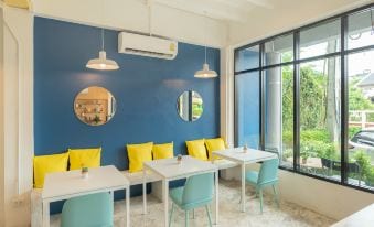 บรรยากาศด้านหน้าและทางเข้า BEDGASM Poshtel x Cafe @ Nimman เชียงใหม่