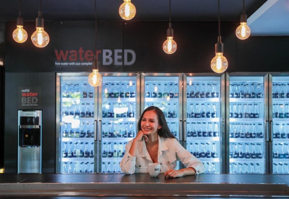 สระว่ายน้ำเกลือกลางแจ้งพร้อมซันเด็คของ BED Nimman ในบรรยากาศเงียบสงบ