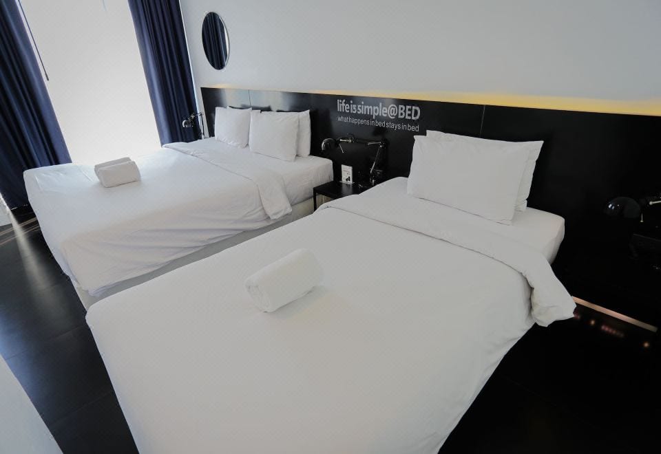 ห้องพักโทนมินิมอลเรียบโมเดิร์นของ BED Nimman เตียงนุ่มและแสงนวลตา