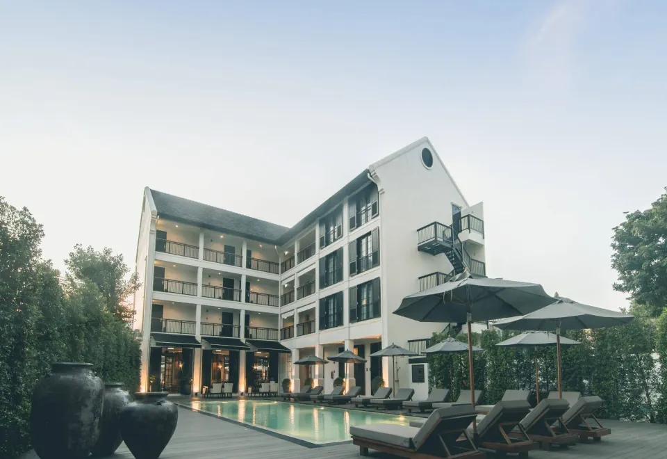 สระว่ายน้ำระบบเกลือในสวนของ Buri Siri Boutique Hotel ล้อมรอบด้วยต้นไม้เขียวชอุ่ม