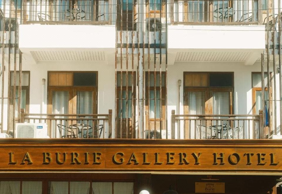 มุมพักผ่อนภายในห้องของ Busara Chiangmai Hotel พร้อมระเบียงมองเห็นสวน