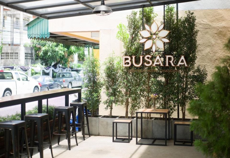 บรรยากาศพื้นที่ส่วนกลางของ Busara Chiangmai Hotel ในซอยเงียบย่านเมืองเก่า