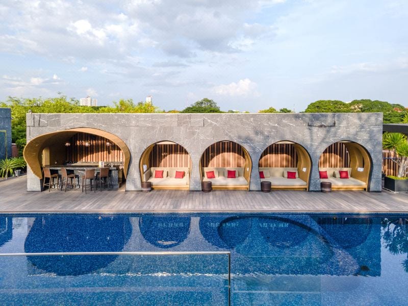 มุมห้องอาหารและบาร์ริมน้ำของ Cross Chiang Mai Riverside ตกแต่งดีไซน์ร่วมสมัย