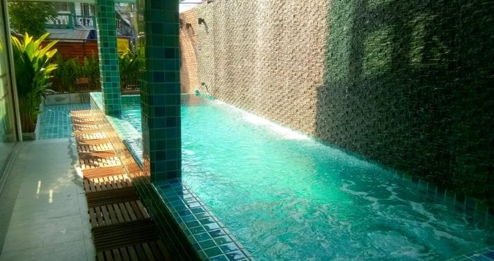 ล็อบบี้และมุมตกแต่งสไตล์ล้านนาของ Hotel De Nara ด้วยไม้สักและของแต่งบ้านพื้นเมือง