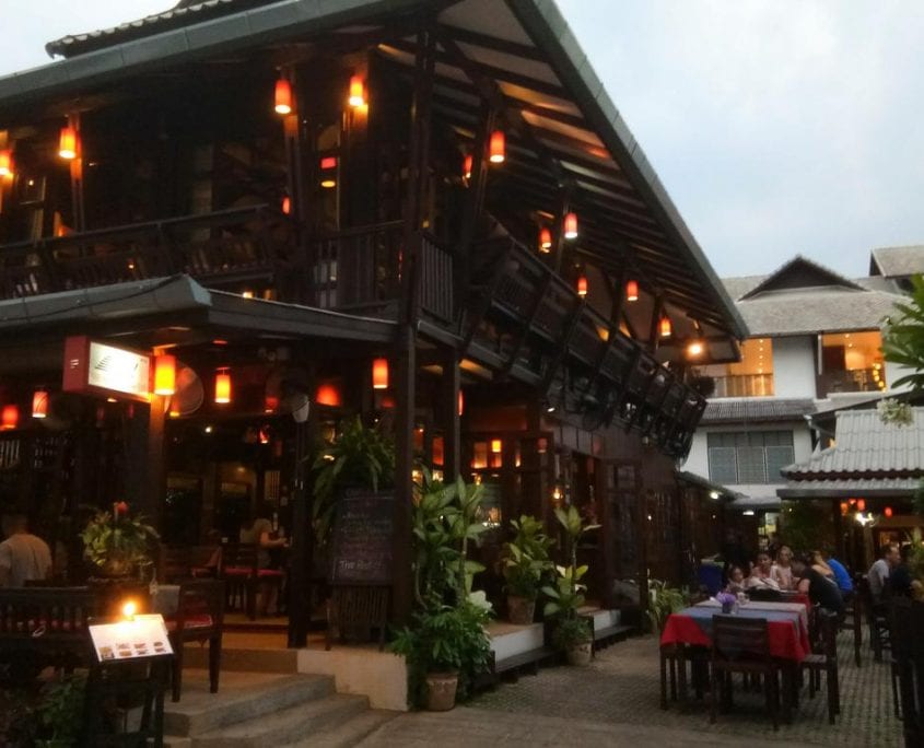 สระว่ายน้ำเค็มกลางแจ้งของ Hotel De Nara ท่ามกลางบรรยากาศเงียบสงบในเมืองเก่า