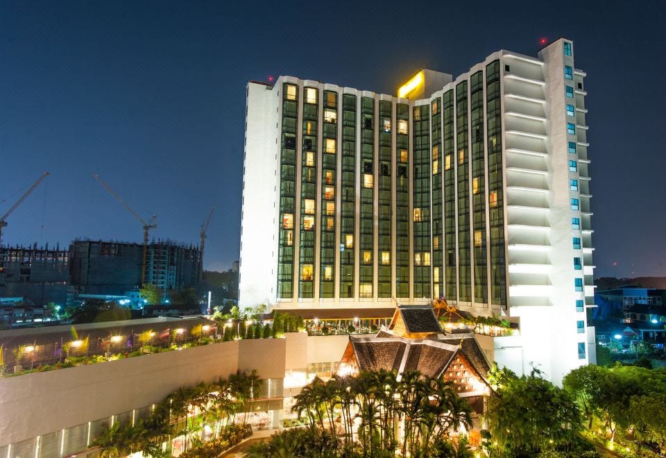 ห้องอาหารของ The Empress Hotel Chiang Mai เสิร์ฟอาหารไทยและนานาชาติ