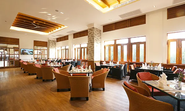 ร้านอาหาร La Brasserie ที่เสิร์ฟบุฟเฟ่ต์อาหารเช้าของโรงแรม