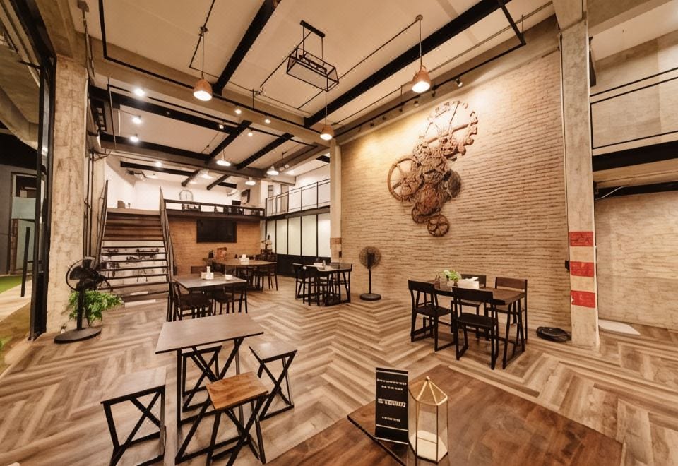 ดอร์มของ The Entaneer Poshtel เตียงเดี่ยวมีผนังและม่านกั้นเป็นสัดส่วน ไม่มีเตียงสองชั้น