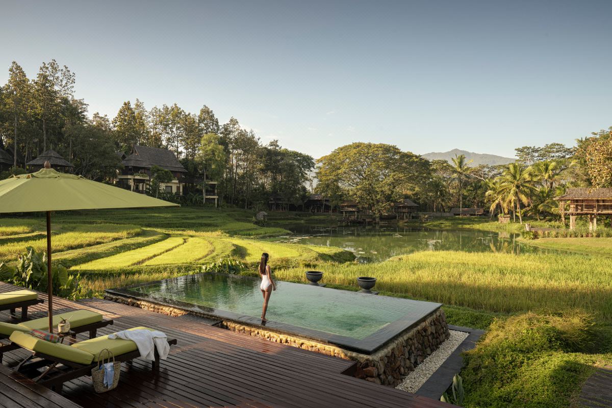 สระอินฟินิตี้ของ Four Seasons Chiang Mai มองออกไปเห็นนาขั้นบันไดและภูเขา