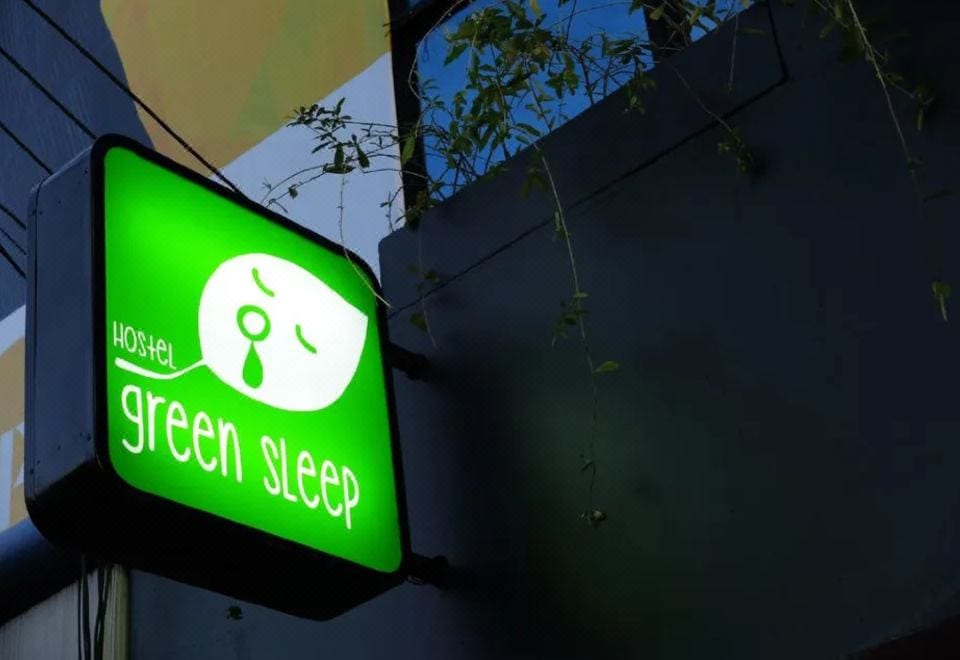 ห้องดอร์มของ Green Sleep Hostel เชียงใหม่ เตียงสองชั้นมีม่านส่วนตัว สะอาดและจัดเป็นระเบียบ