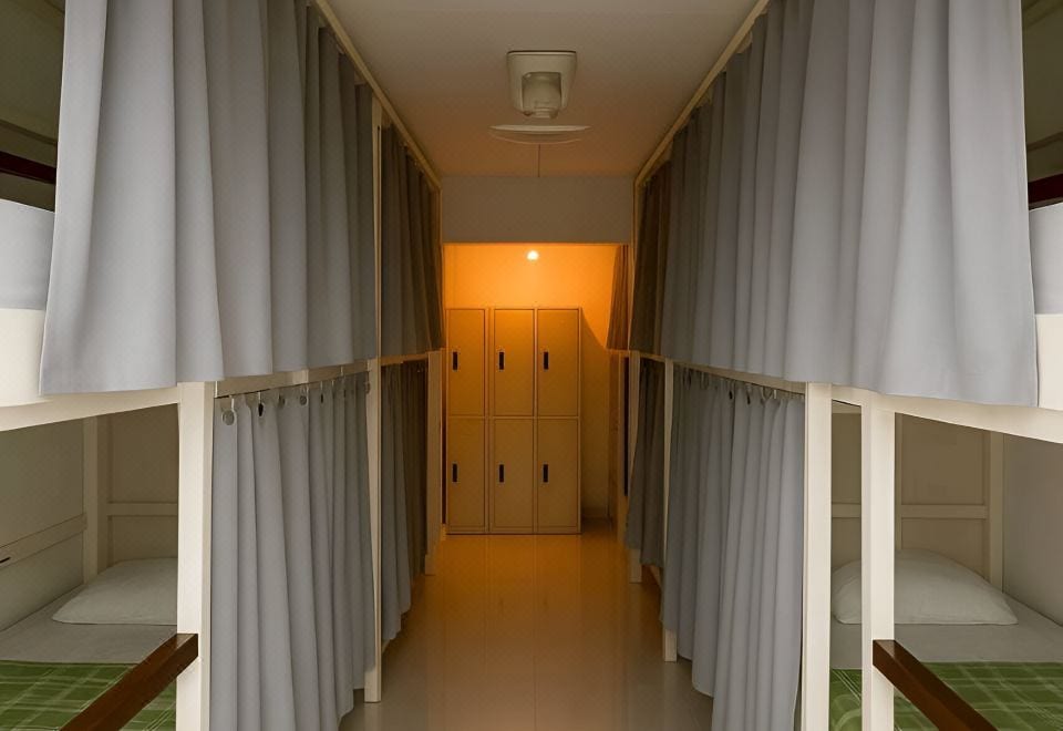 พื้นที่ส่วนกลางและครัวรวมของ Green Sleep Hostel โทนสะอาดสว่าง ในเขตเมืองเก่าเชียงใหม่