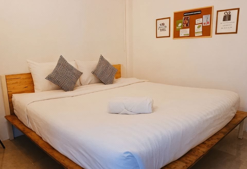 บรรยากาศด้านหน้าและมุมนั่งเล่นของโฮสเทล Green Sleep ในซอยเงียบย่านศรีภูมิ เชียงใหม่