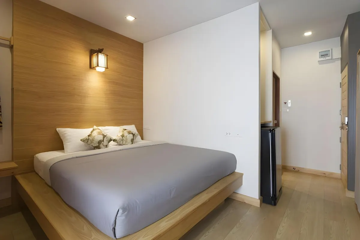 อ่างอาบน้ำไม้ในห้องน้ำสไตล์ญี่ปุ่นของ Haikin Ryokan เชียงใหม่