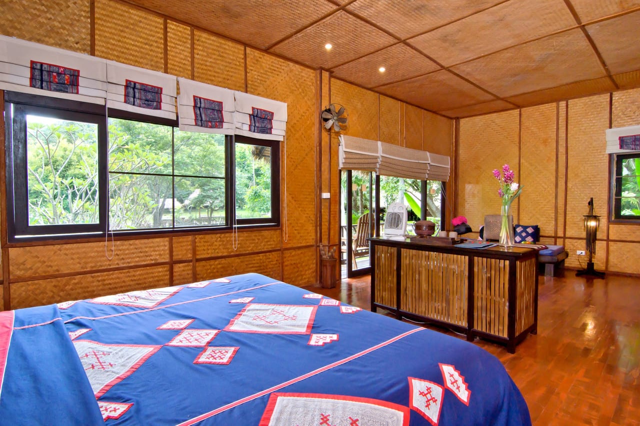 สระว่ายน้ำของ Hmong Hilltribe Lodge มองออกไปเห็นนาขั้นบันไดและภูเขาแม่ริม