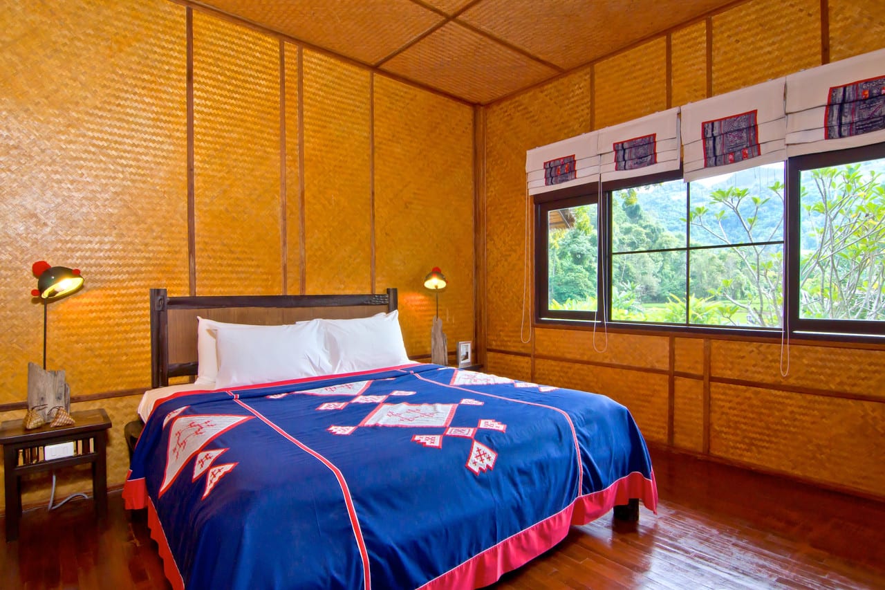 บังกะโลไม้และสวนของ Hmong Hilltribe Lodge ท่ามกลางหุบเขาเทือกสุเทพ-ปุย