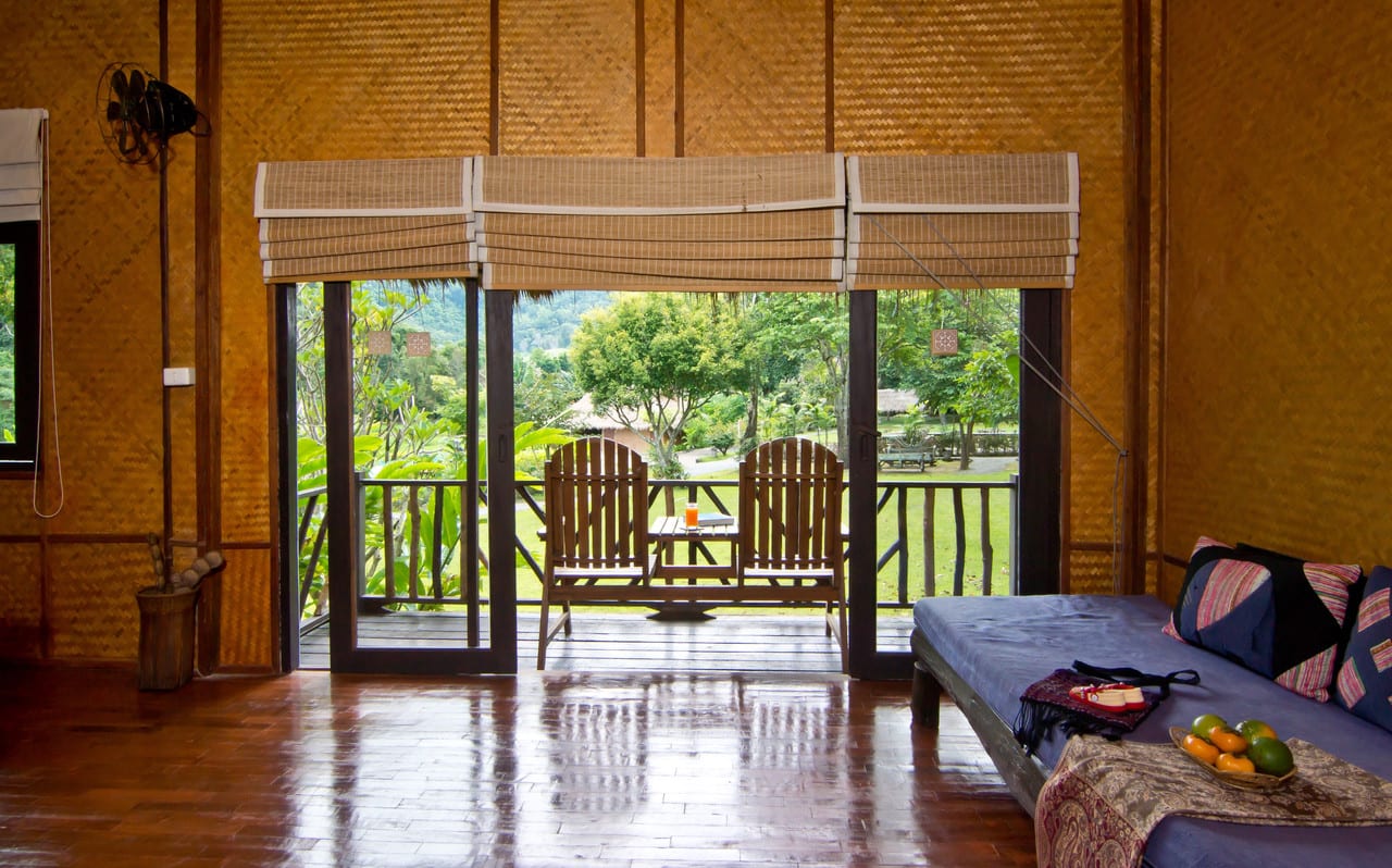 ระเบียงห้องพักมองวิวนาขั้นบันไดและป่าเขียวที่ Hmong Hilltribe Lodge เชียงใหม่