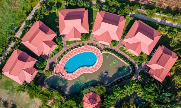 ห้องพักสไตล์ล้านนาของ Horizon Village & Resort มองออกไปเห็นสวนเขียวชอุ่ม