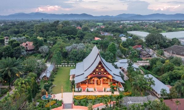 อาคารและทางเดินในรีสอร์ตท่ามกลางสวนพฤกษศาสตร์